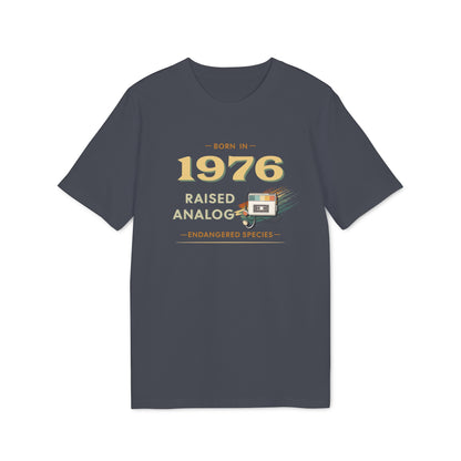 Born 1976 - Raised analog Herren T-Shirt 50. Geburtstag