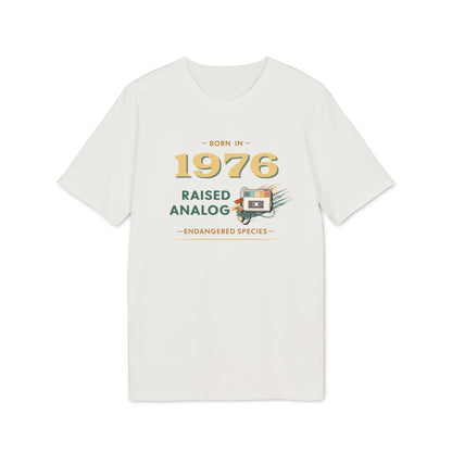 Born 1976 - Raised analog Herren T-Shirt 50. Geburtstag