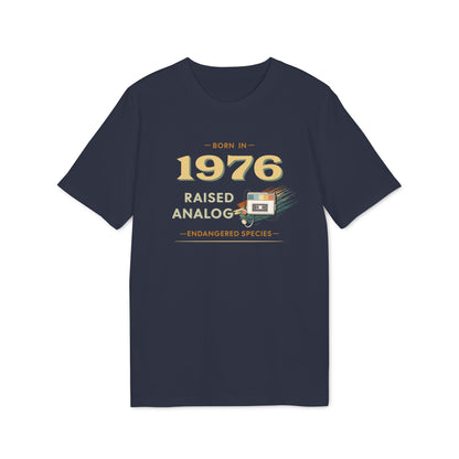 Born 1976 - Raised analog Herren T-Shirt 50. Geburtstag