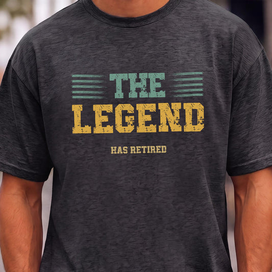 THE LEGEND HAS RETIRED T-Shirt, Abschiedsgeschenk Kollege, Retro Geschenk Ruhestand Mann, humorvolles Rentner Shirt