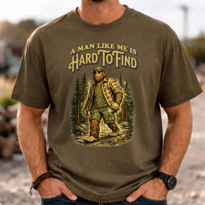 “A Man Like Me Is Hard To Find” Funny Bigfoot T-Shirt for Men, Retro Vintage Gift Idea for Husbands, Buddies & Sasquatch Lovers – Organic Heavy T-Shirt