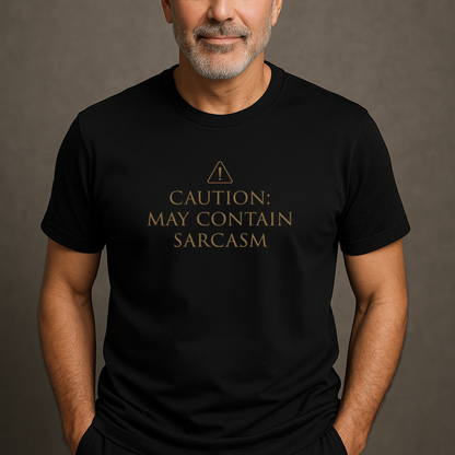 Elegantes & lustiges Herren-T-Shirt mit Stil und Humor. Caution: May Contain Sarcasm