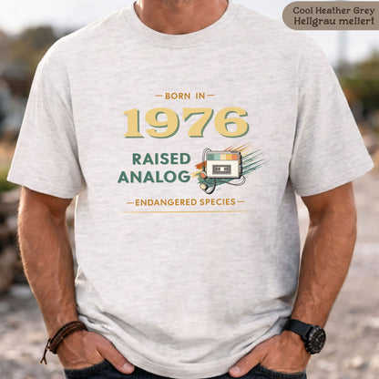 Born 1976 - Raised analog Herren T-Shirt 50. Geburtstag